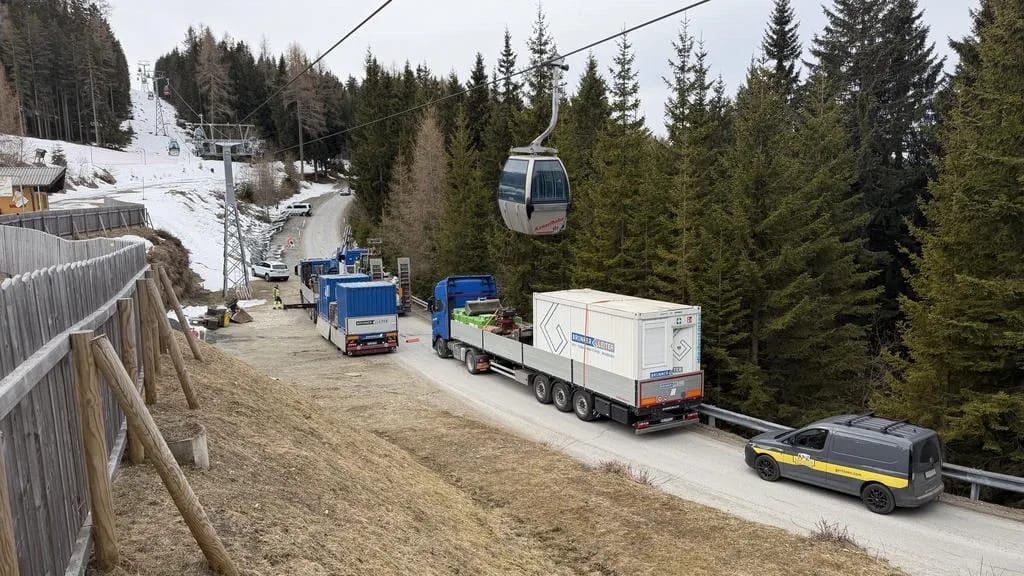 Anlieferung der Baumaschinen für den Bau der Kanzelbahn II