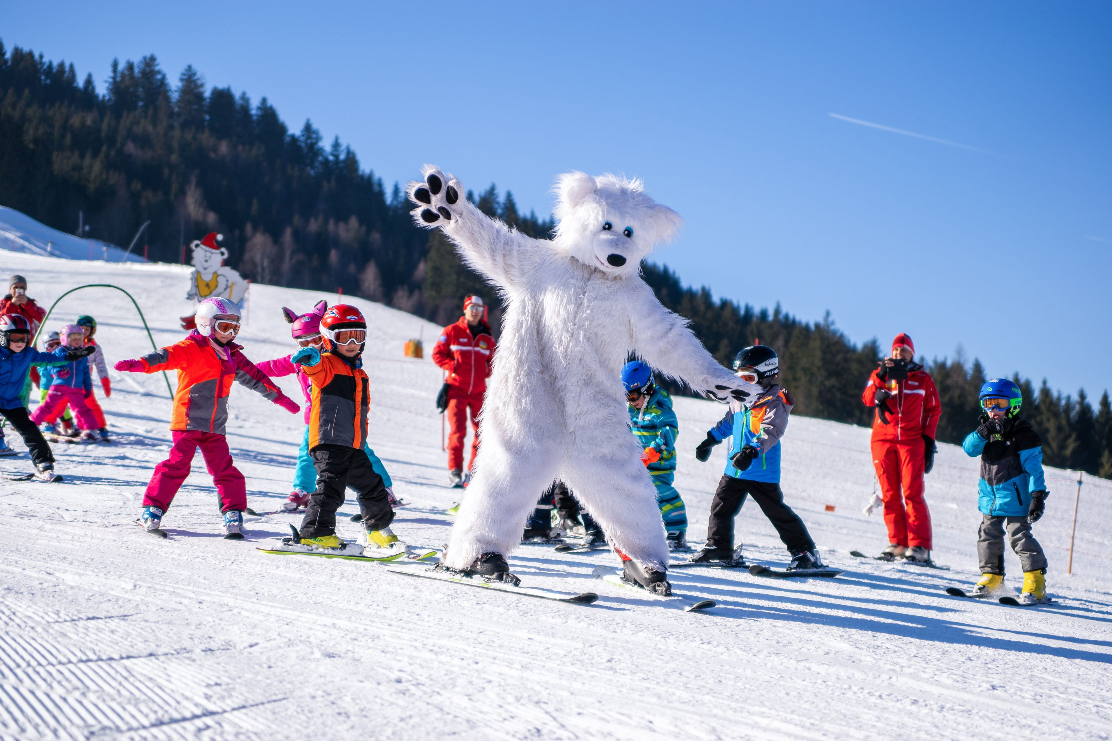 Skikurs mit dem Skischul-Maskottchen Bino